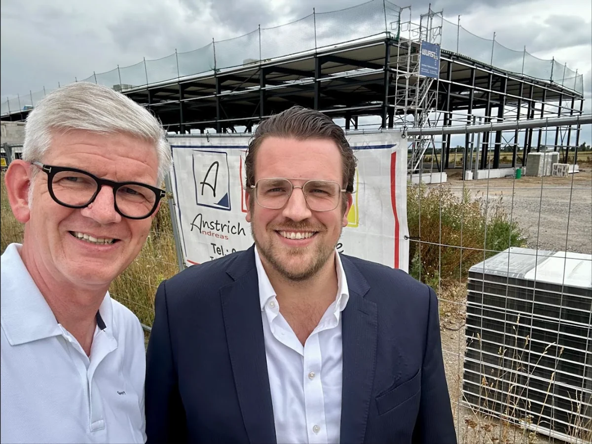 Alexander Baxmann mit Uwe Haring, Geschäftsführer des ecopark, vor der Baustelle im ecopark.