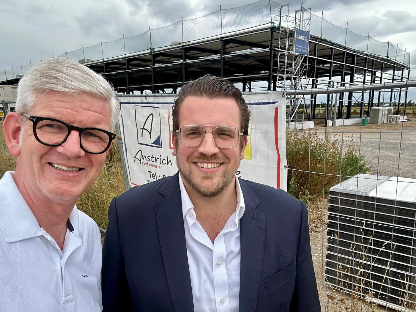 Alexander Baxmann bei einem Ortstermin vor dem Rohbau einer neuen Betriebshalle im ecopark Emstek.